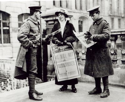 Una suffragetta che vende giornali a due soldati, c.1914 da English Photographer